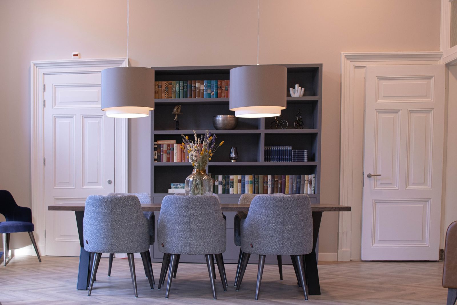 eethoek interieur kasteel stoutenburg met boekenkast