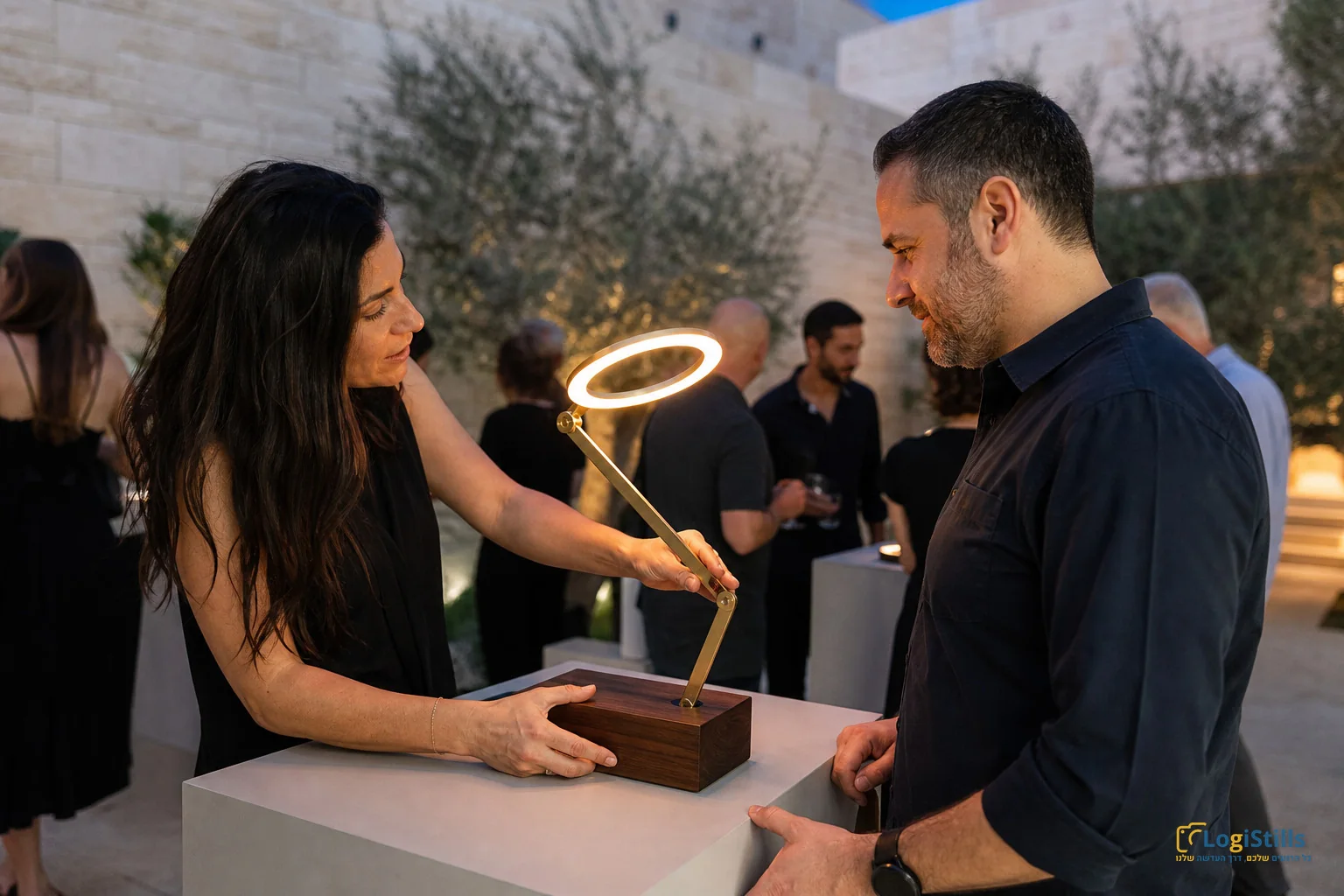 שני אנשי צוות חושפים מוצר על סטנד באירוע השקה
