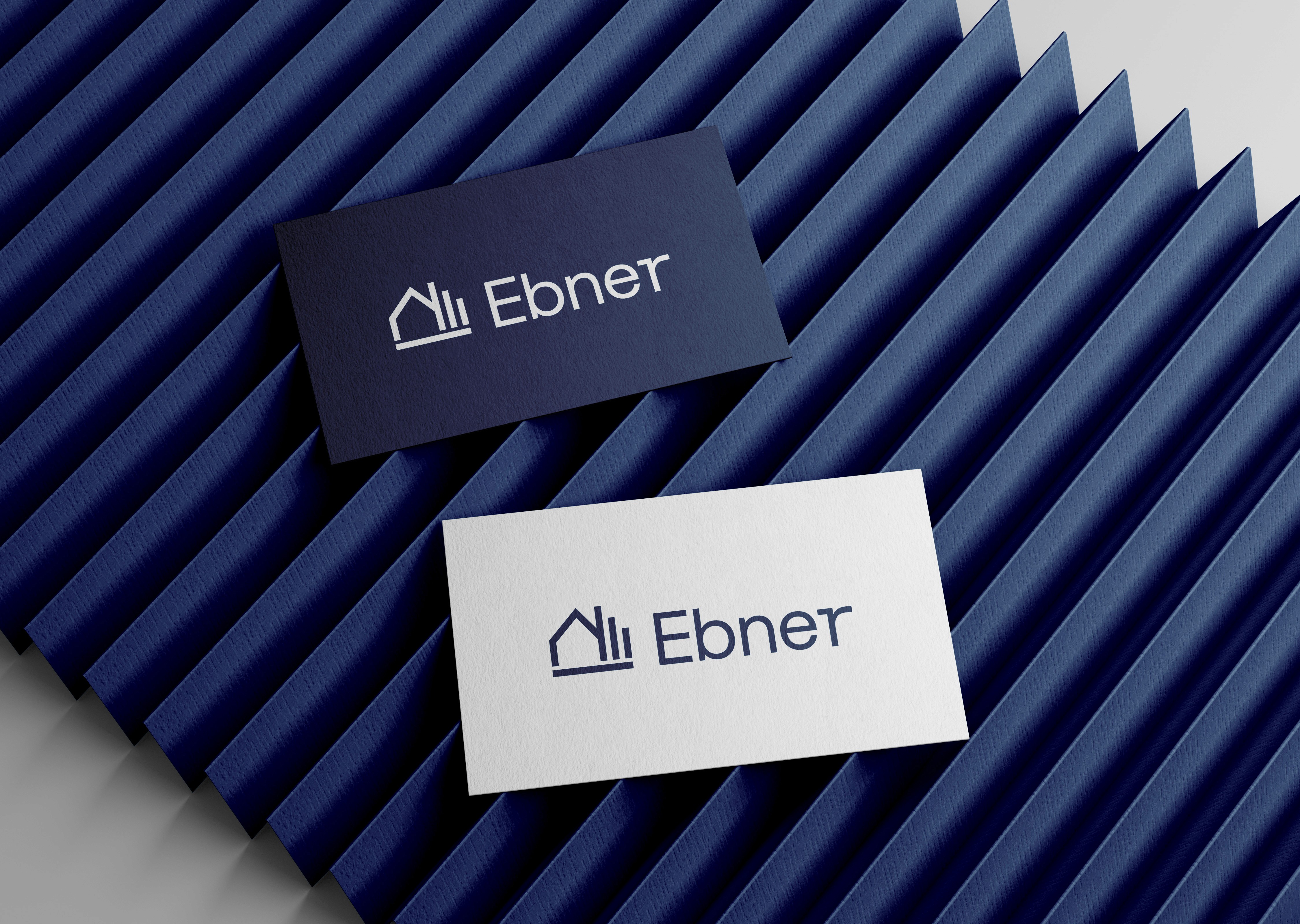 Liegende Visitenkarten mit dem Ebner Logo