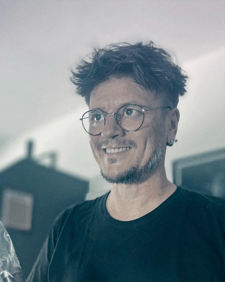 Julien Joolz, tatoueur chez Grinoir Tattoo