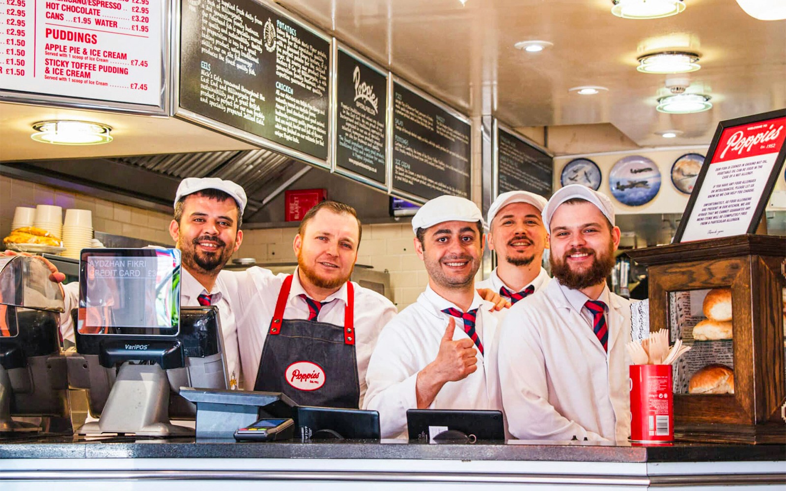 Starfsfólk á Poppies Fish and Chips í London á Brik Lane matargönguferðinni.