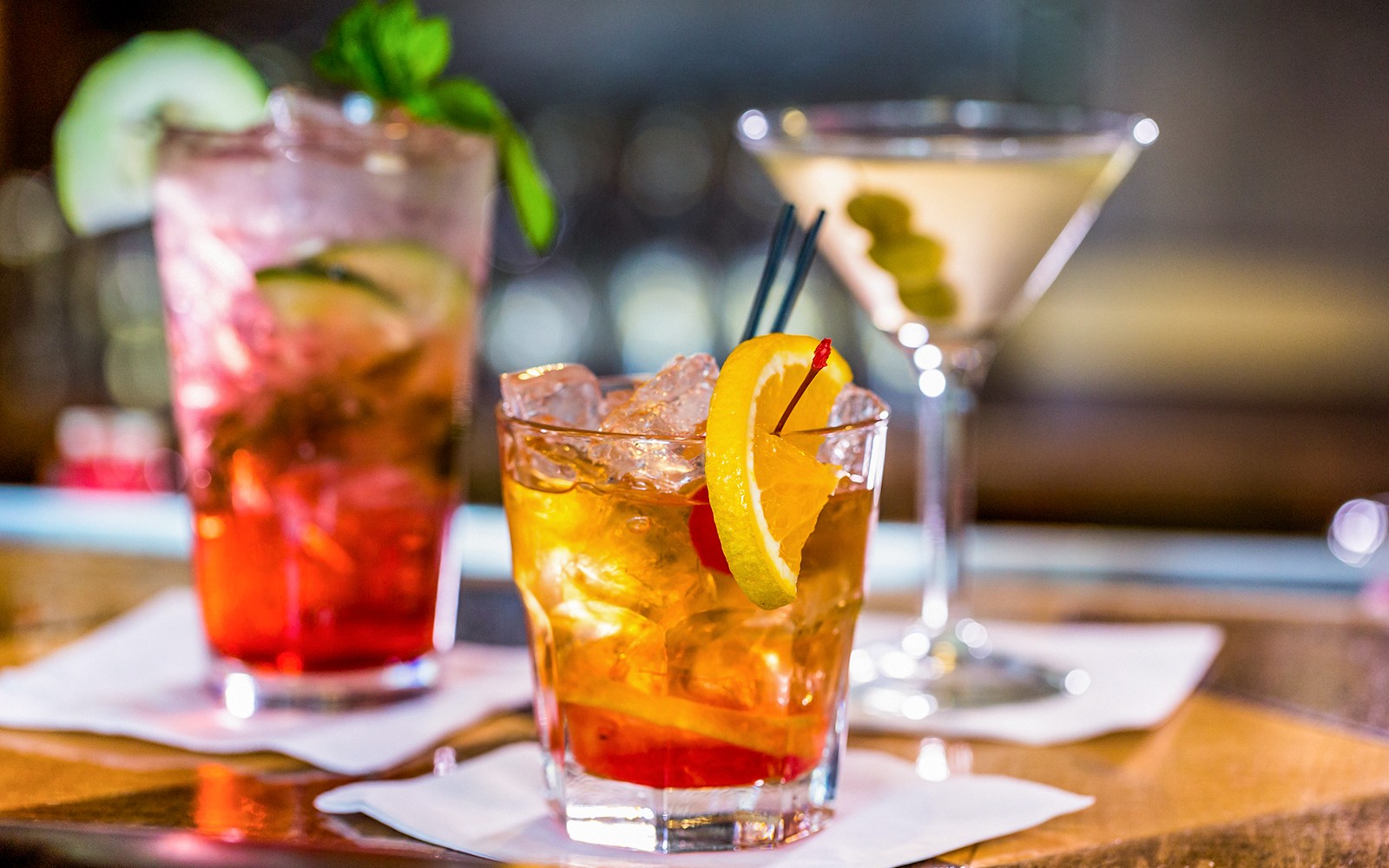 墨尔本空中观景台的“云端鸡尾酒体验”活动中有吧台提供的鸡尾酒。