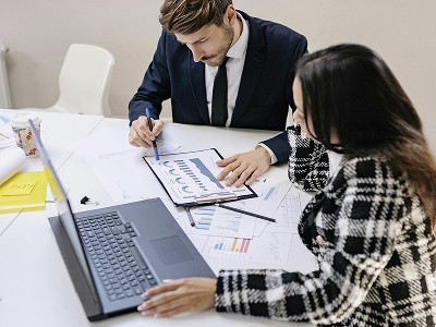 Sviluppatore web freelance analizza preventivi e costi