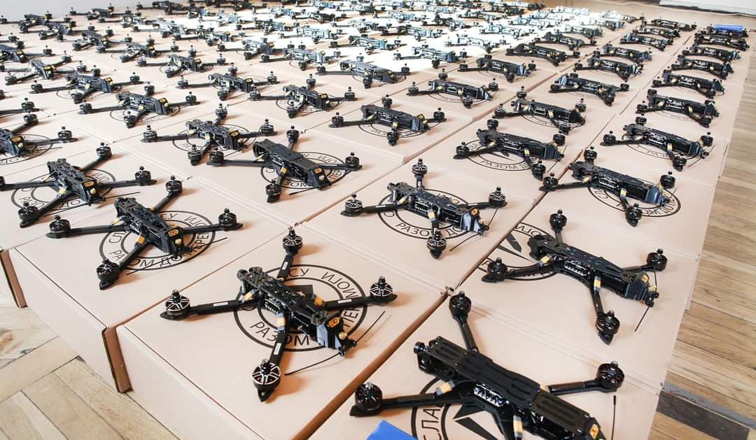 FPV-Drohnen aus Winnyzja für das Internationale Legion beim Hauptamt für Aufklärung des Verteidigungsministeriums und die 66. Mechanisierte Brigade. September 2024. Foto: Interregionales Koordinationszentrum für humanitäre Hilfe