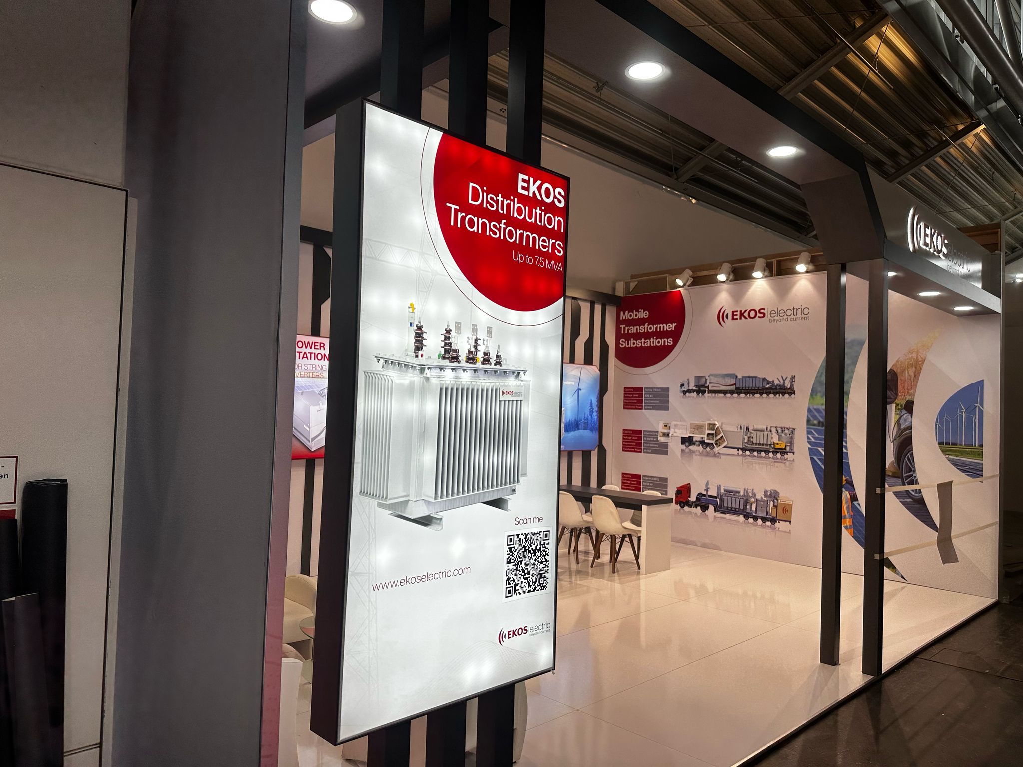 Open meeting and consultation area at the Ekos Electric stand, designed for technical discussions and client conversations.