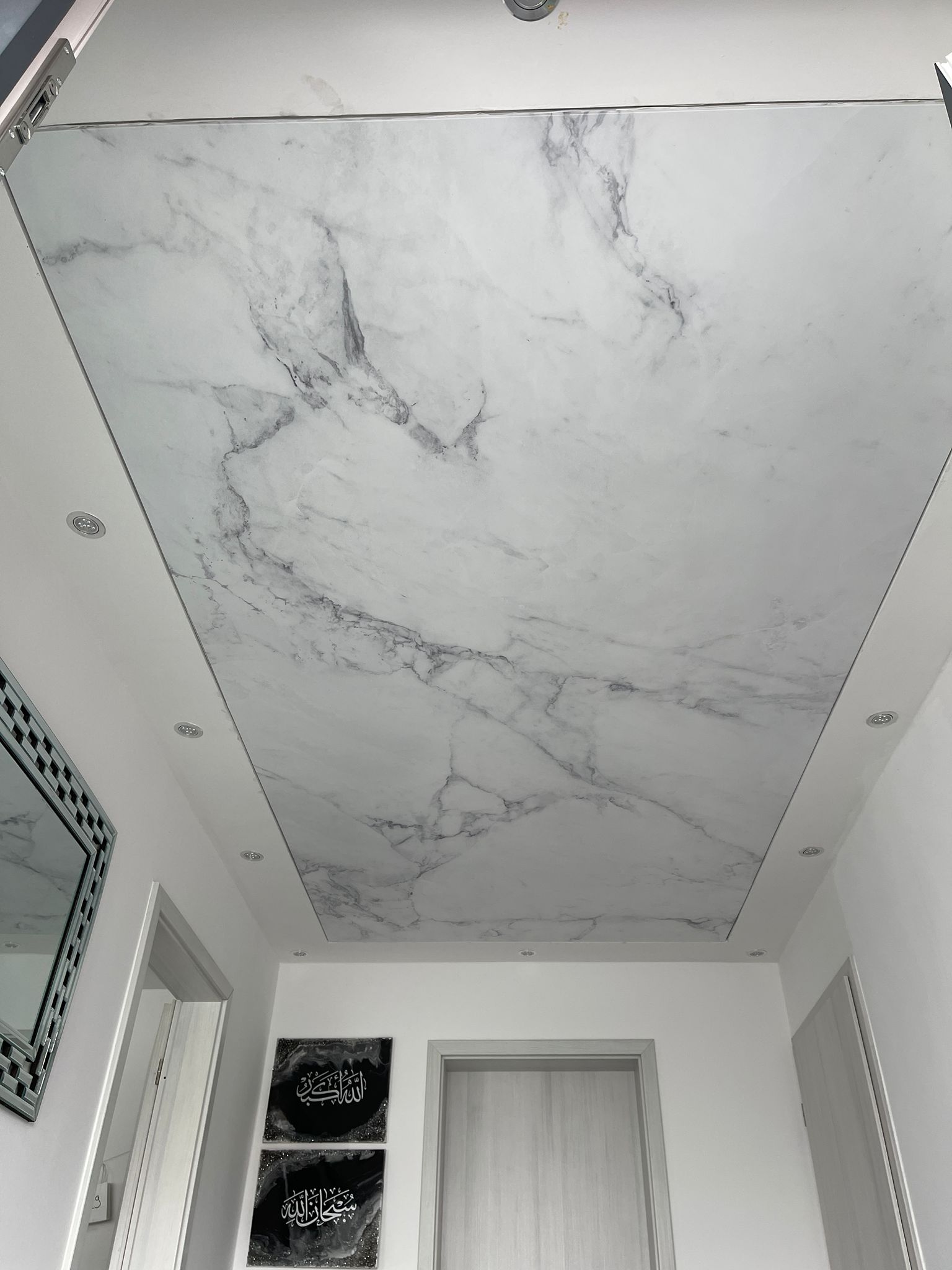 Design-Spanndecke mit Marmoroptik