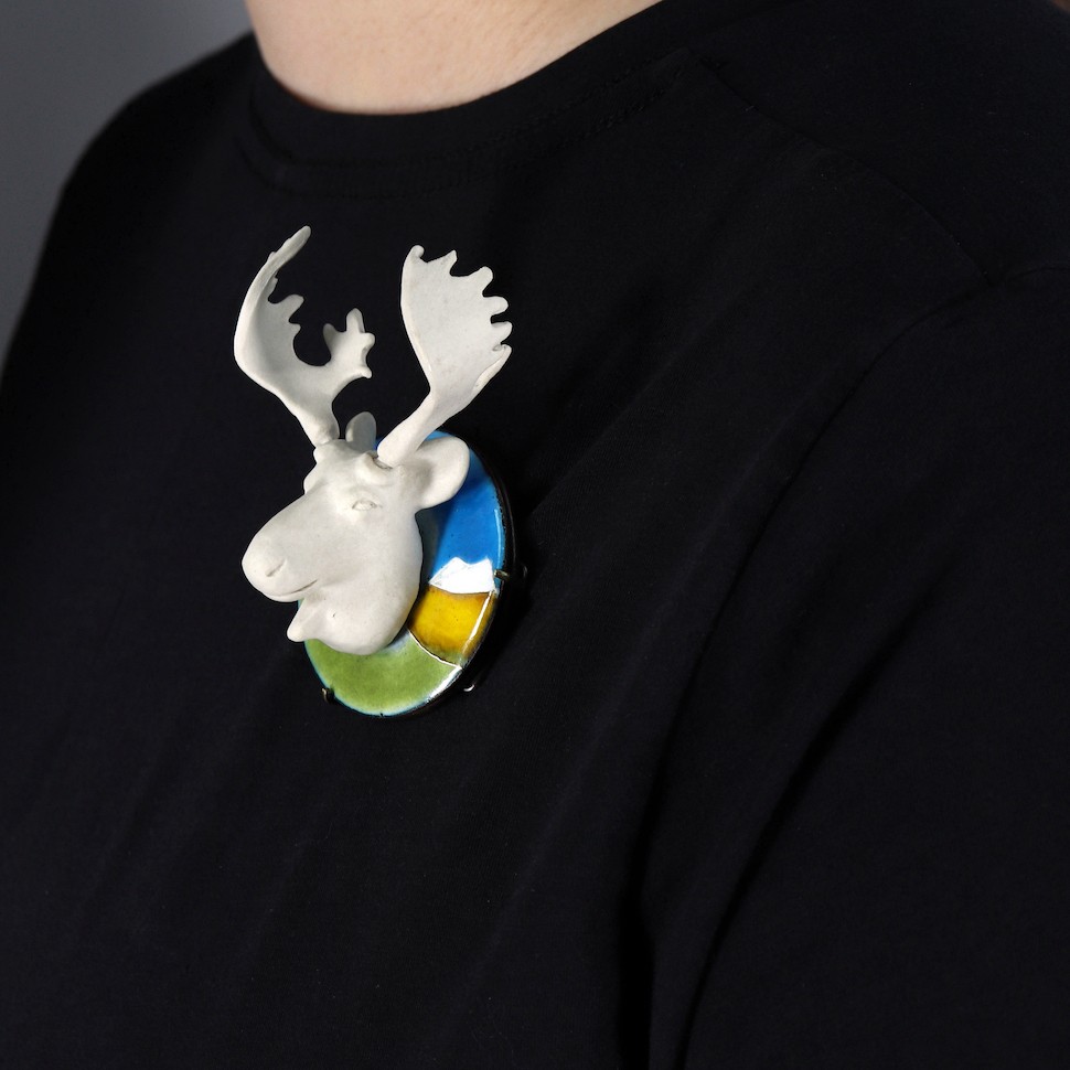 Moose brooch from Trophy series by Yuxin Song. Cloisonné enamel on copper and ceramic, 7.5 x 9 x 4.5cm, 2021. Hand-crafted jewelry exploring the relationship between nature and the heart.