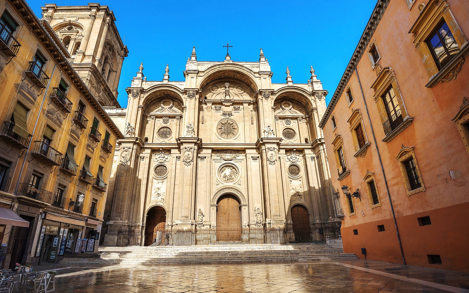 格拉納達大教堂的外立面和周圍建築在陽光明媚的日子。