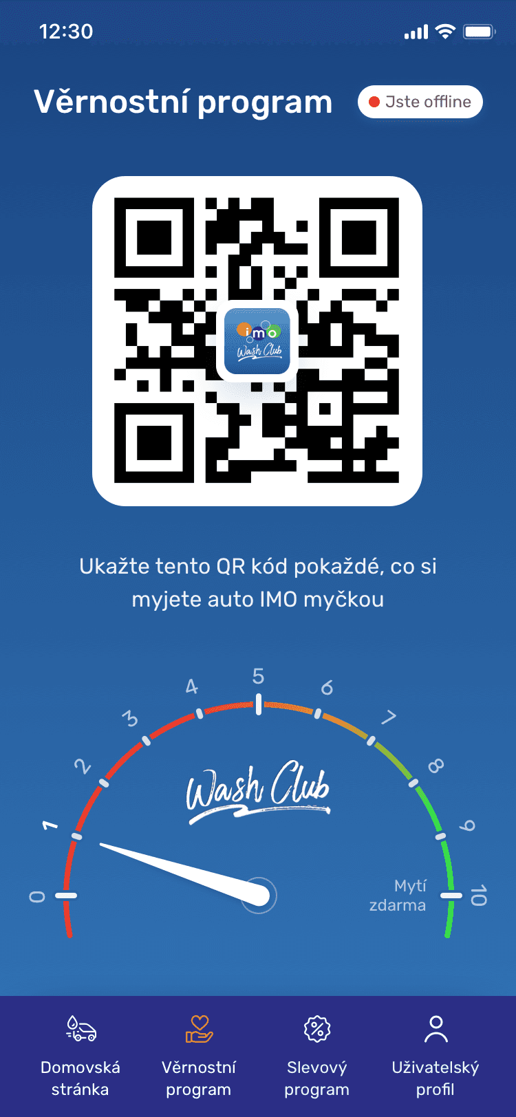 IMO Wash Club: věrnostní program s QR kódem v modrém designu, ukazatel počtu mytí do odměny a spodní navigační lišta s ikonami pro věrnost, slevy a profil.