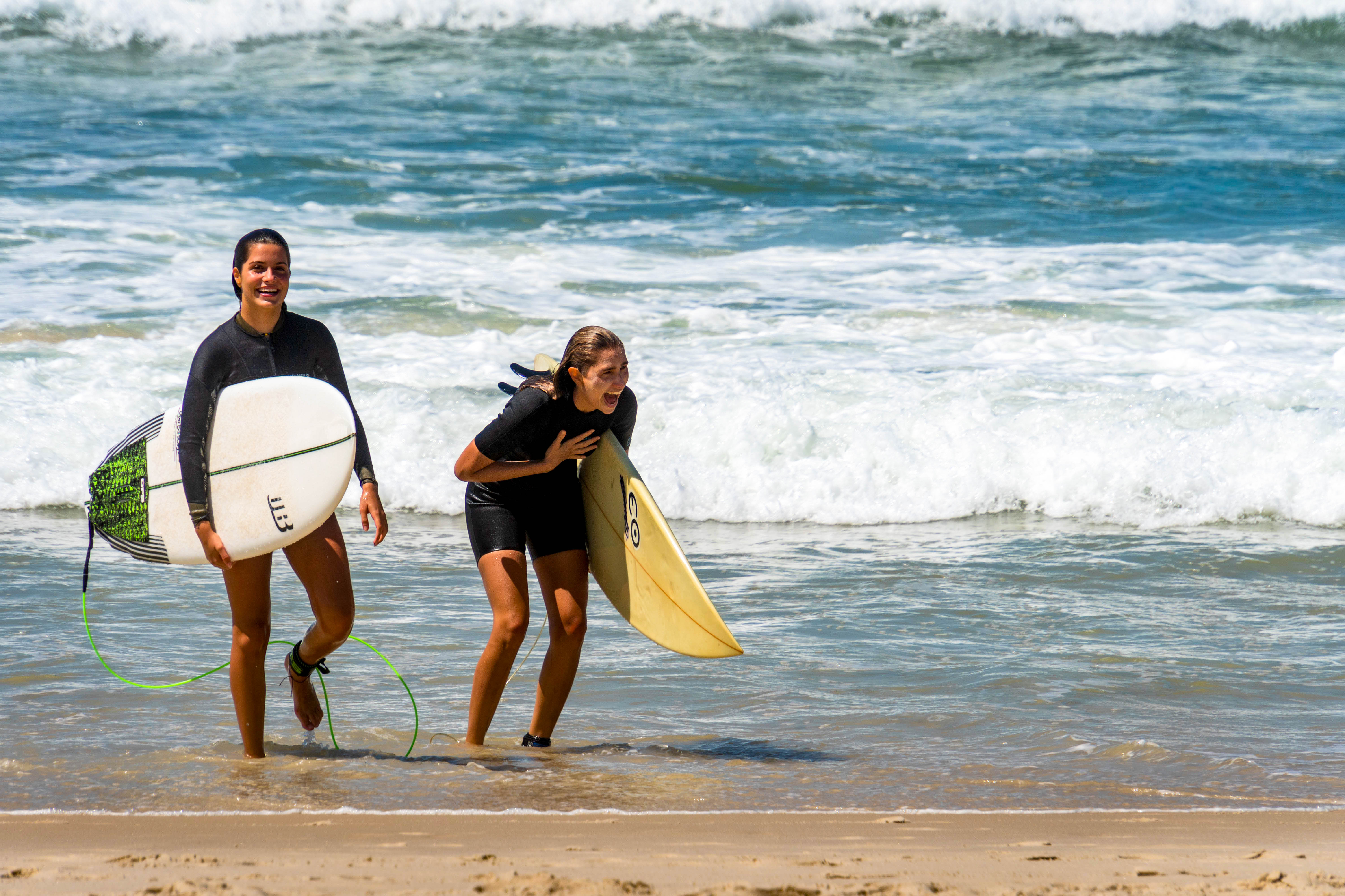 Duas mulheres surfando