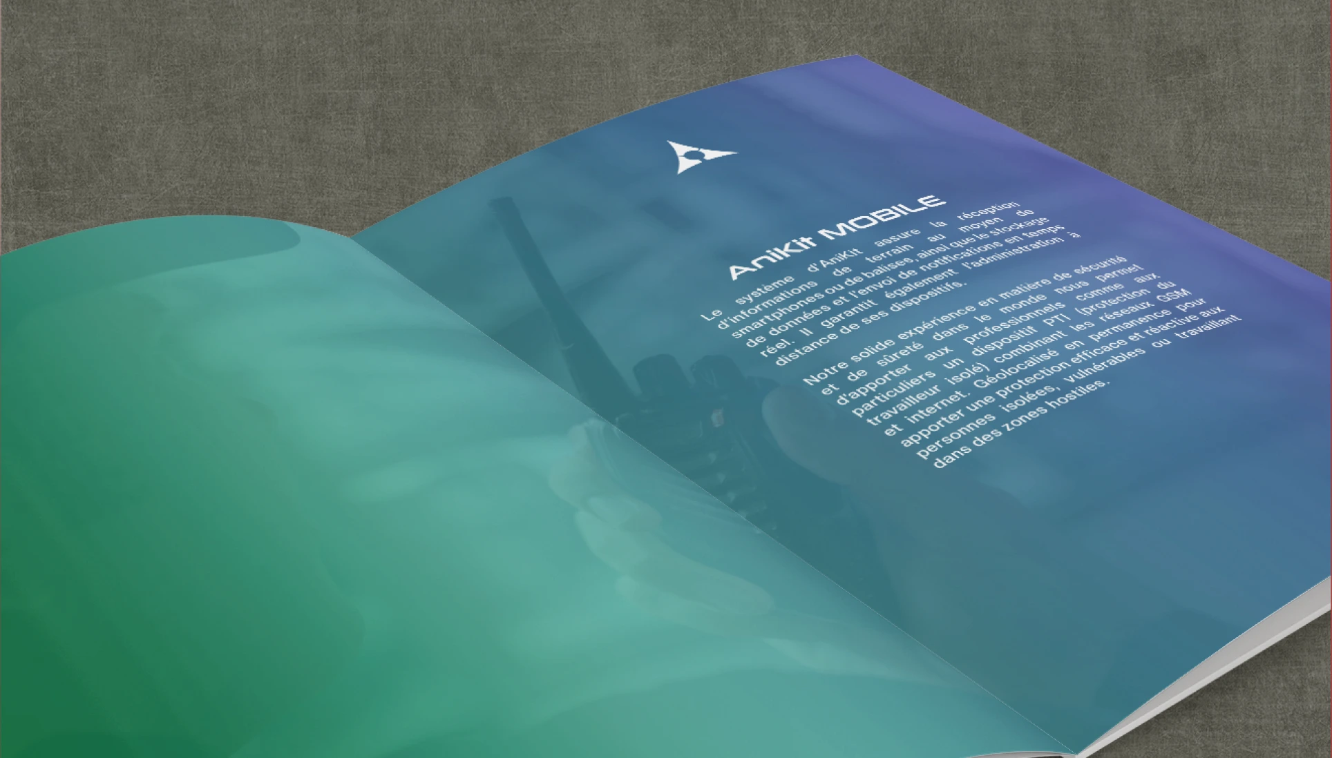 Zoom sur la mise en page d'un guide utilisateur pour le logiciel AniKit Mobile. Design moderne avec dégradé bleu et vert.