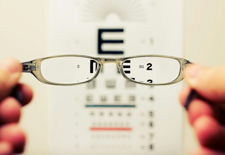 Gafas enfocando letras