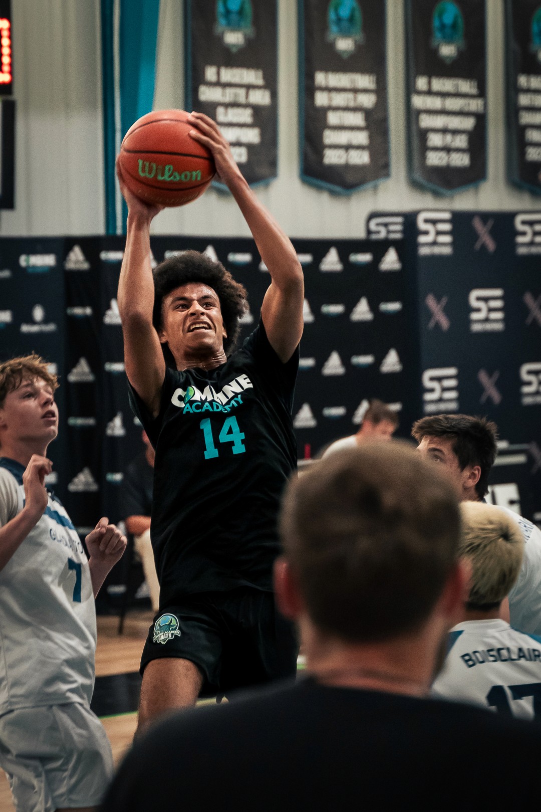 Joueur en extension marquant un panier pour le Combine Elite Basketball Camp.