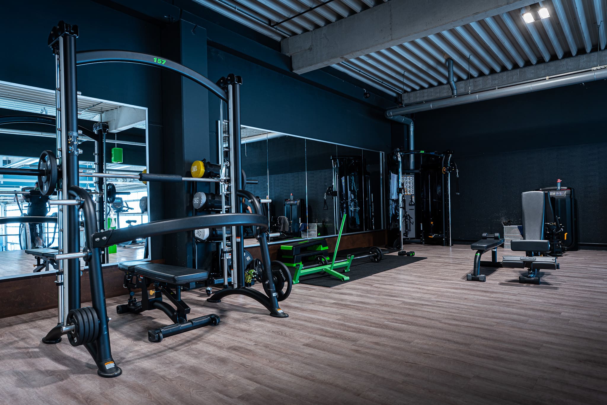 Lady-Gym im XTRAFIT Köln-Ossendorf mit vielseitigem Trainingsangebot, inklusive Hantelbank, Matten und Geräten.