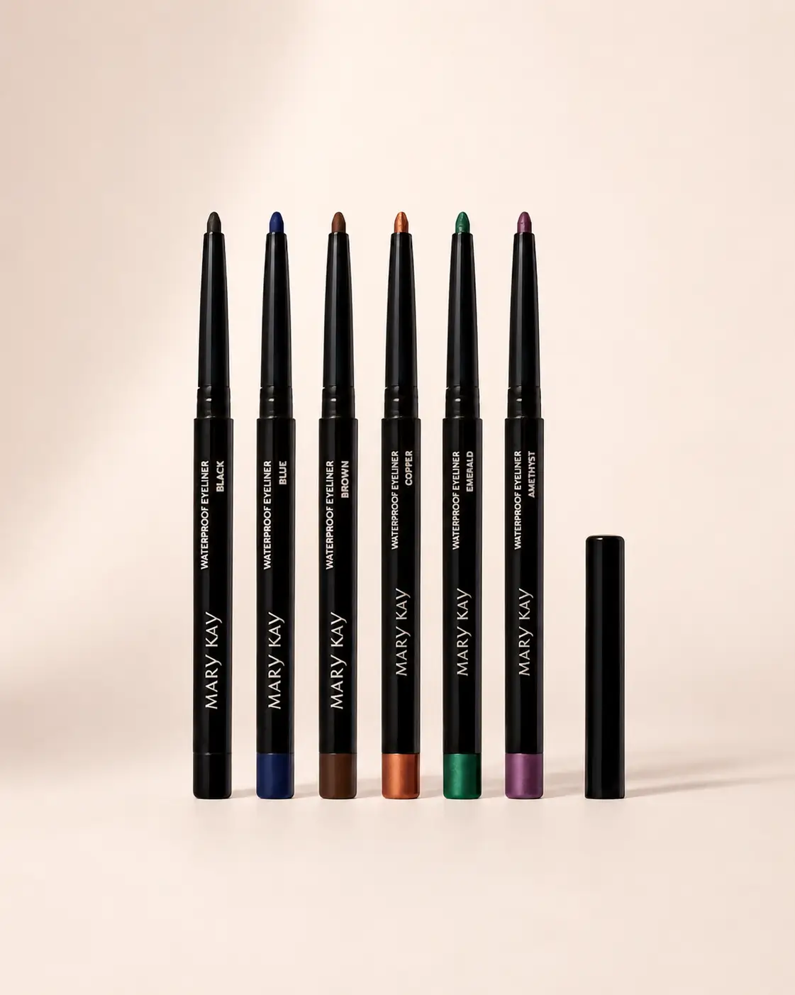 Lápis Retrátil para os Olhos à Prova D'Água Mary Kay em cores metálicas e clássicas.