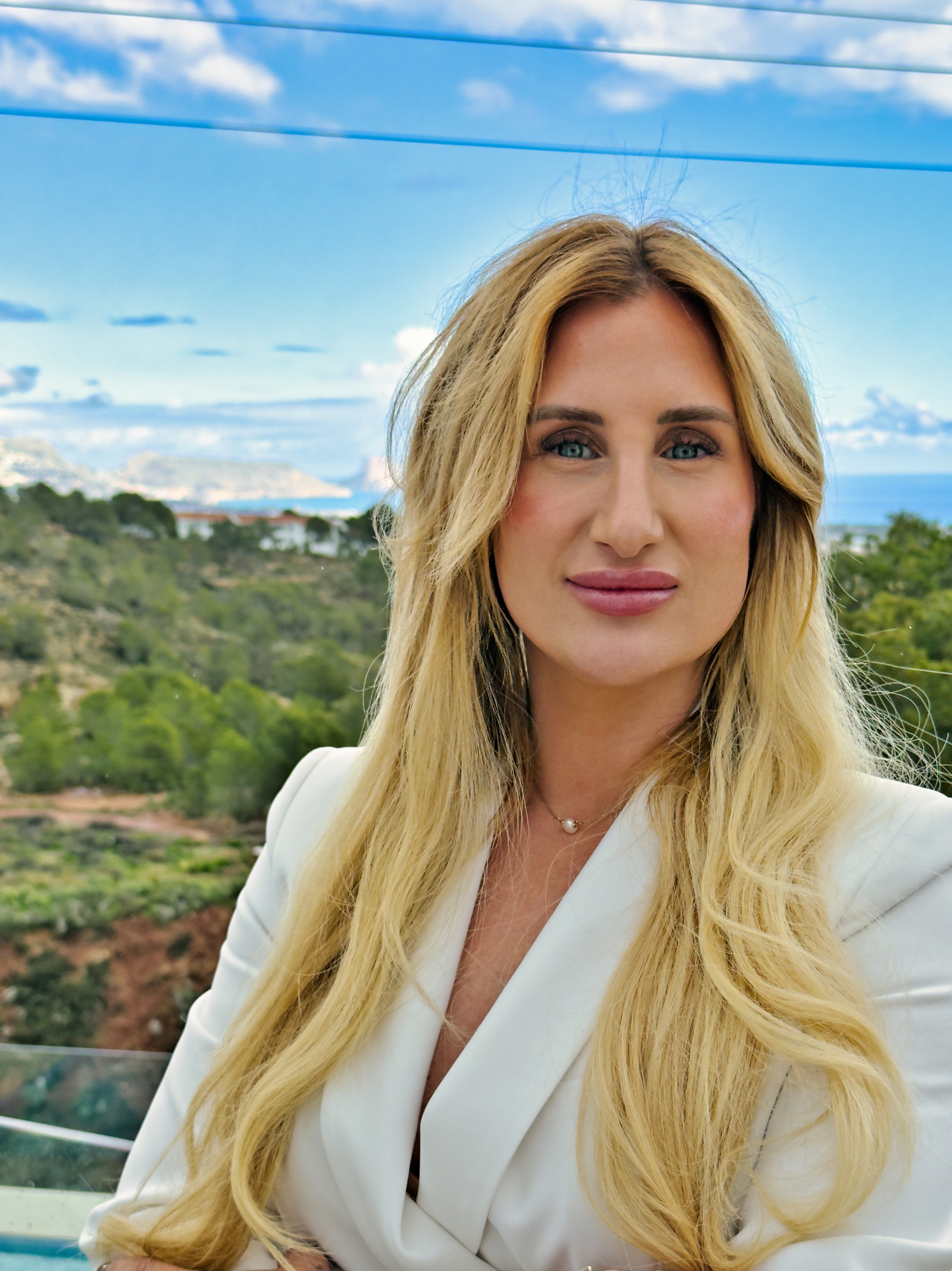 Woman looking to the camera holding a coffee
