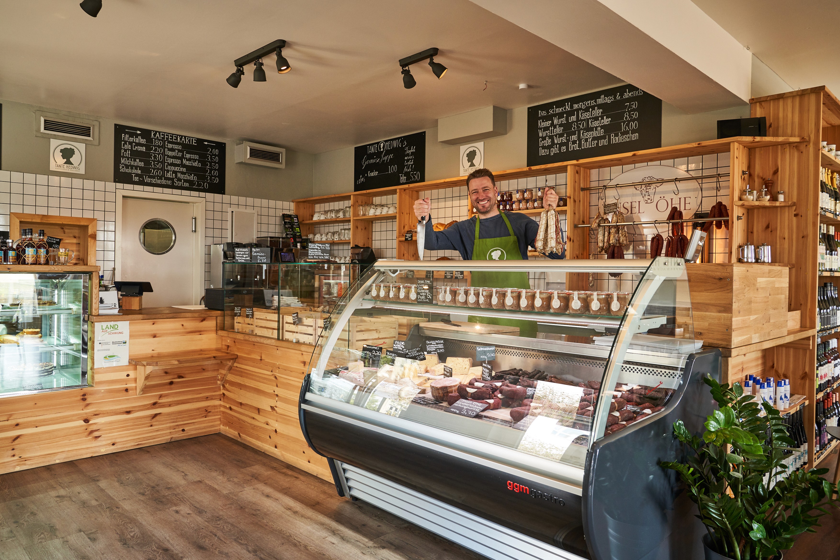 Sonnenterrasse und Gartenbereiche im Hotel Rügenschmiede auf Rügen nahe Hiddensee mit Sitzplätzen und ruhiger Atmosphäre zum Entspannen.