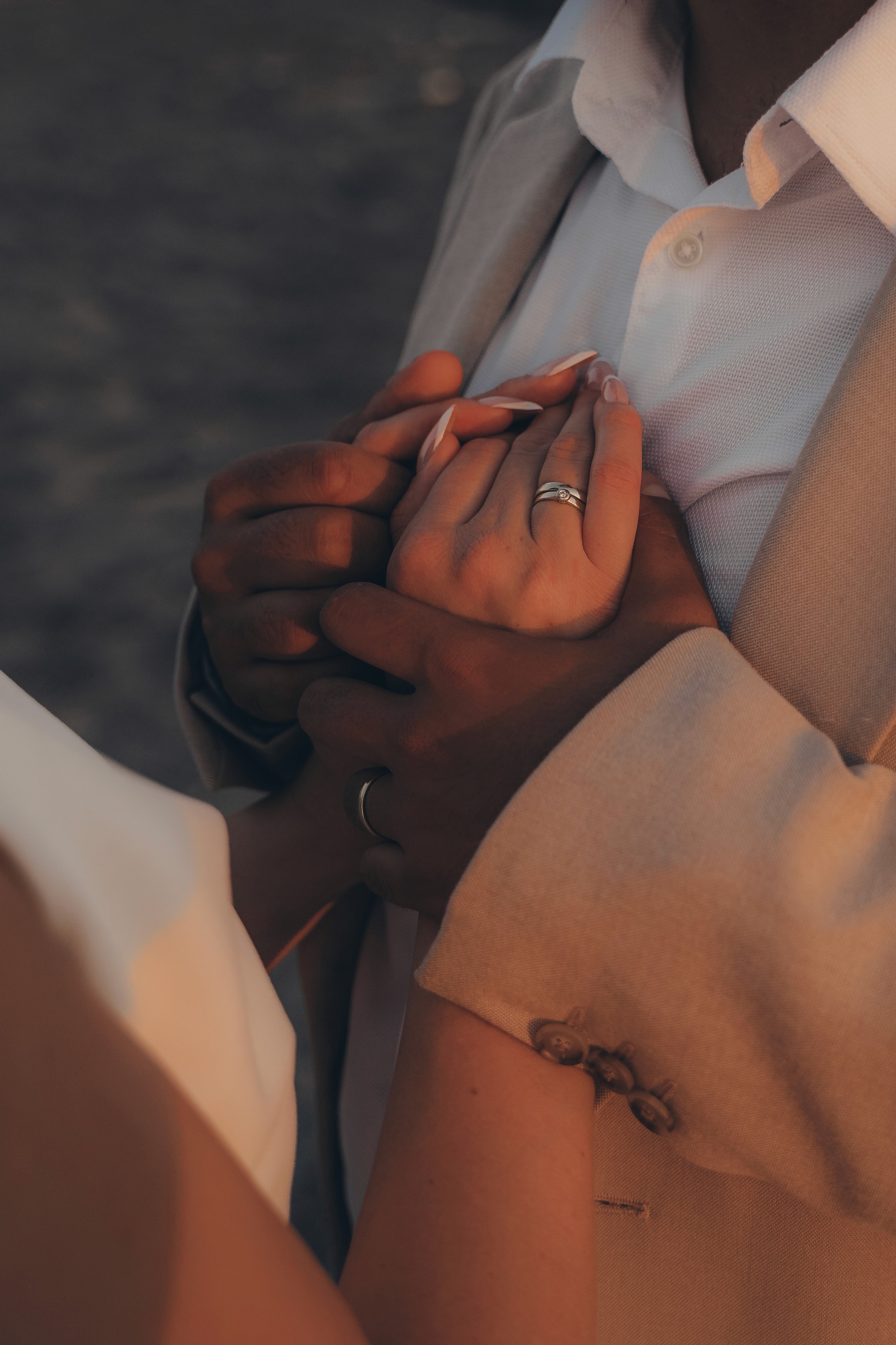 Detailaufnahme Hochzeitsfotografie in Bogen – Hände des Brautpaares bei emotionalem Wedding Shooting.