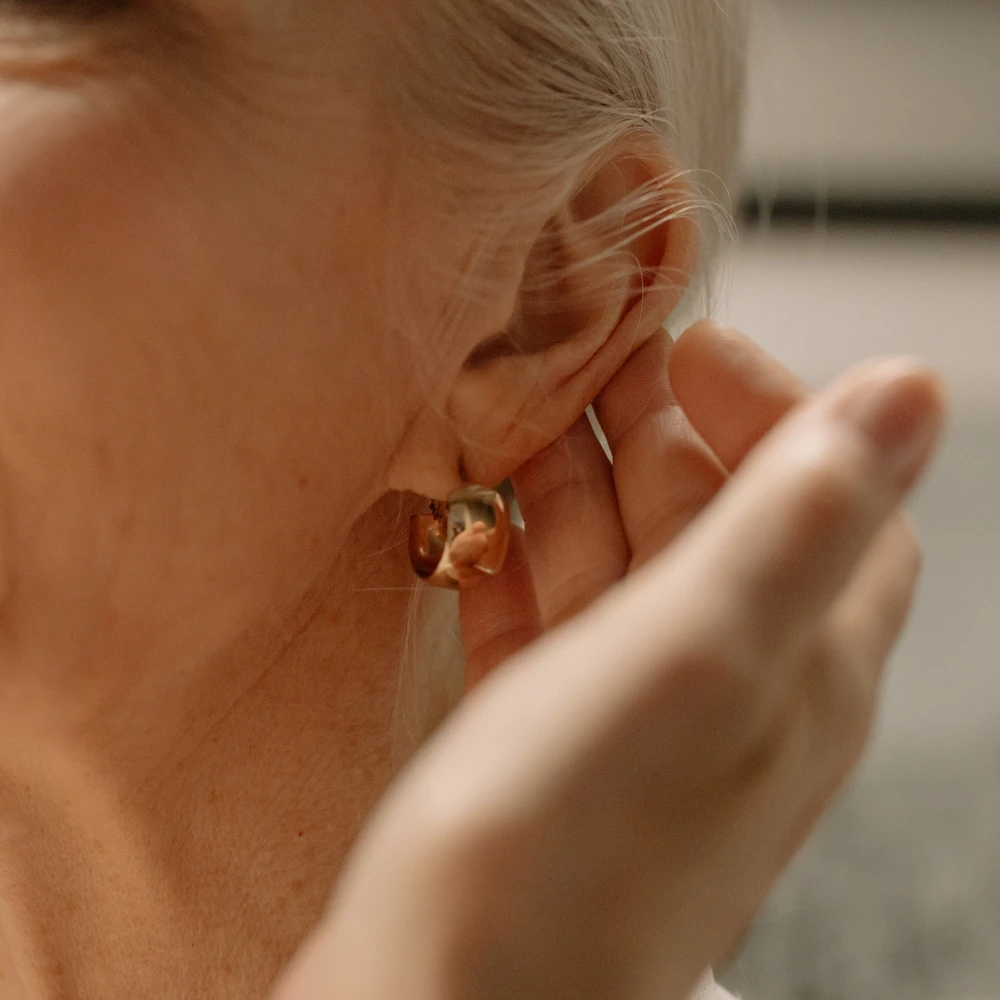 La perte auditive s'installe si progressivement qu'on trouve souvent une excuse : la fatigue, le bruit ambiant, les gens qui n'articulent plus... Pourtant, certains signes ne trompent pas.