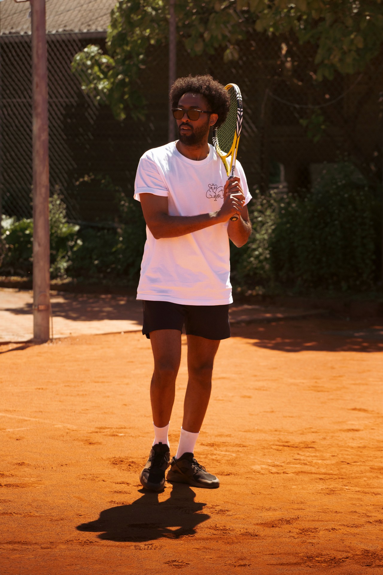 Tennismeisterei Tennistraining ein Tennisspieler wartet auf den Ball