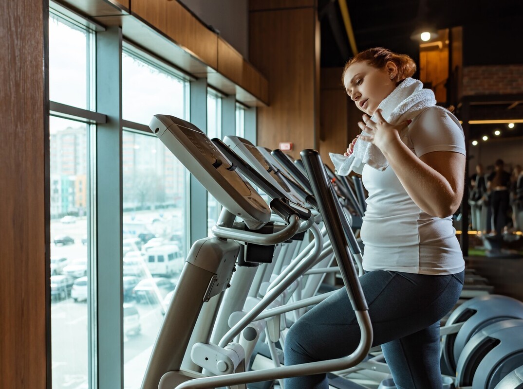 woman doing the best Epsom salt bath routine for weight loss by working out at the gym beforehand