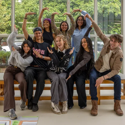 Groep VoorUiters maakt samen hartjes met hun handen