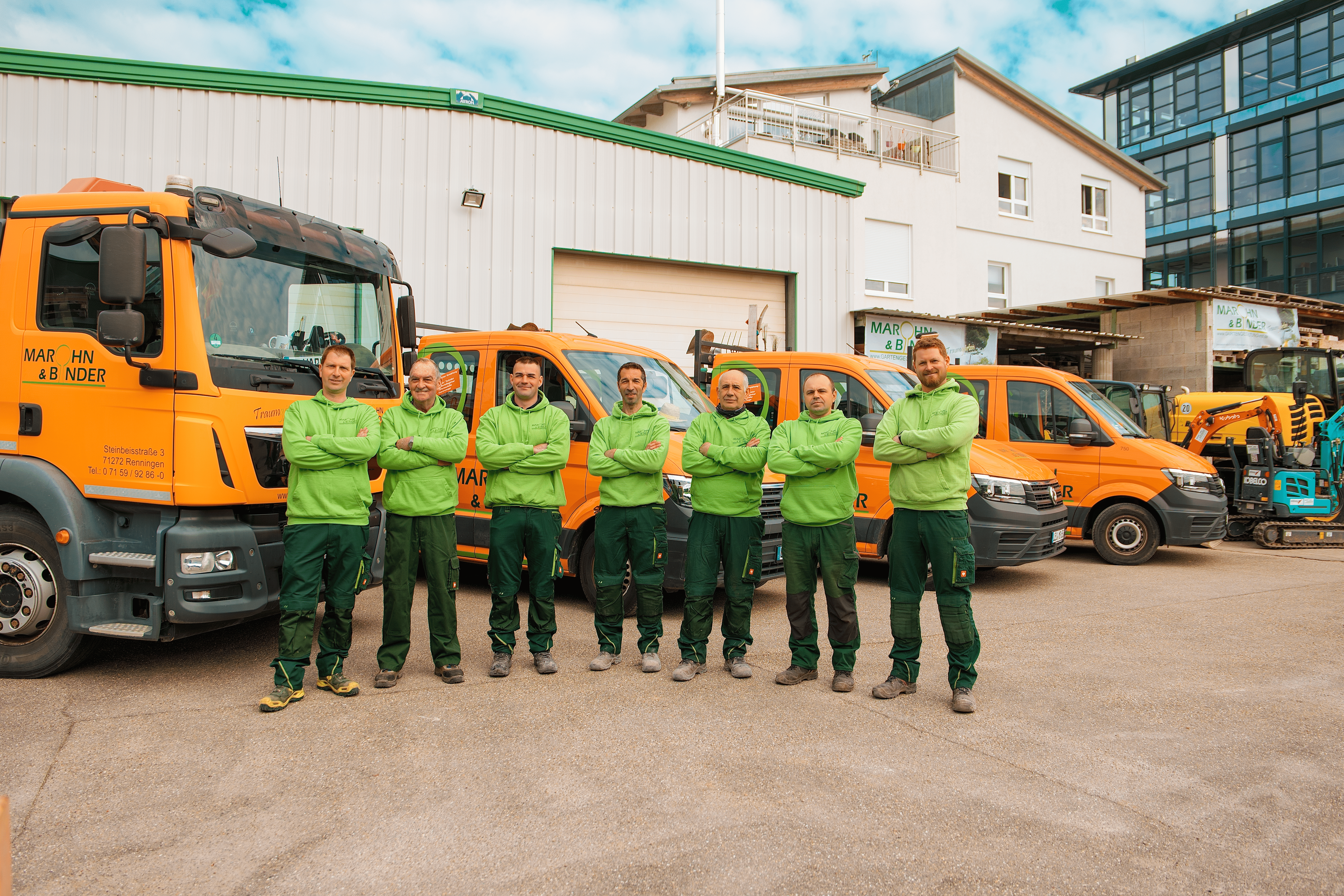 Marohn & Binder Team Garten und Landschaftsbau mit LKW und Maschinen , Marohn & Binder Gartenbau