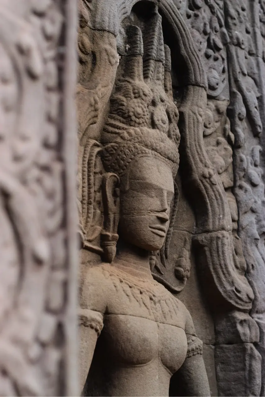 zijaanzicht van stenen tempel details