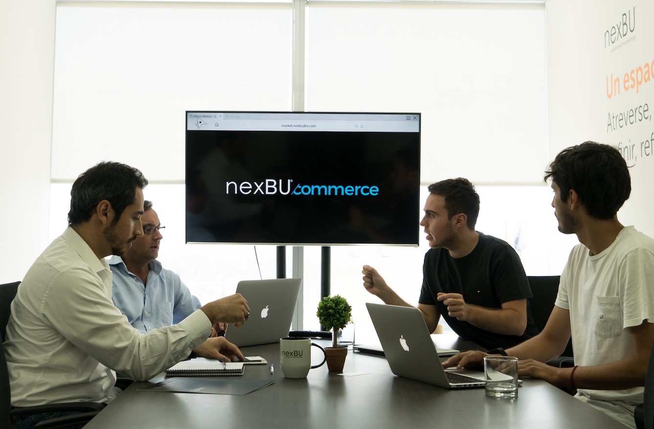 Reunion en la sala de reuniones de la agencia Nexbu
