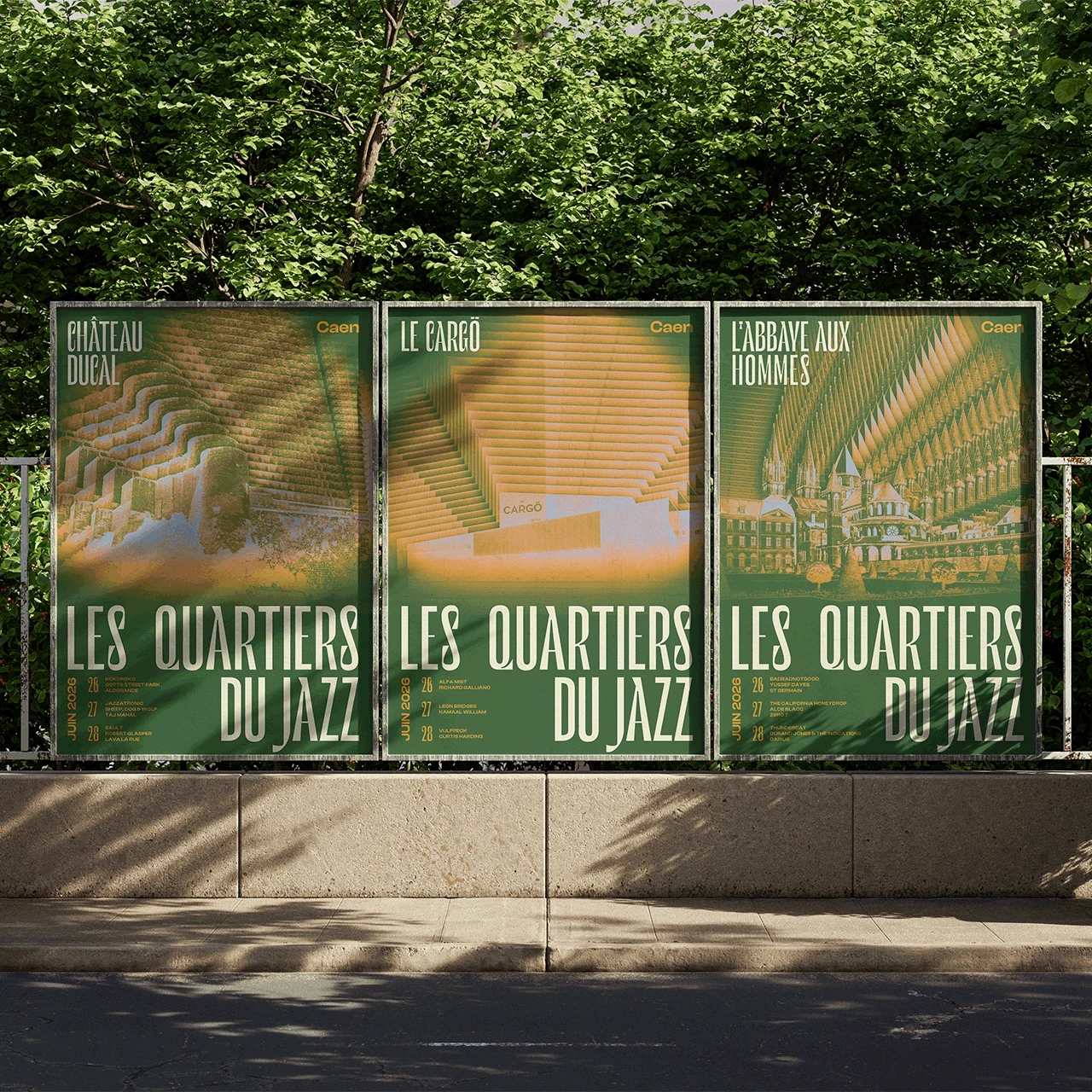 Les 3 affiches des scènes du festival Les Quartiers du Jazz accrochées dans un parc