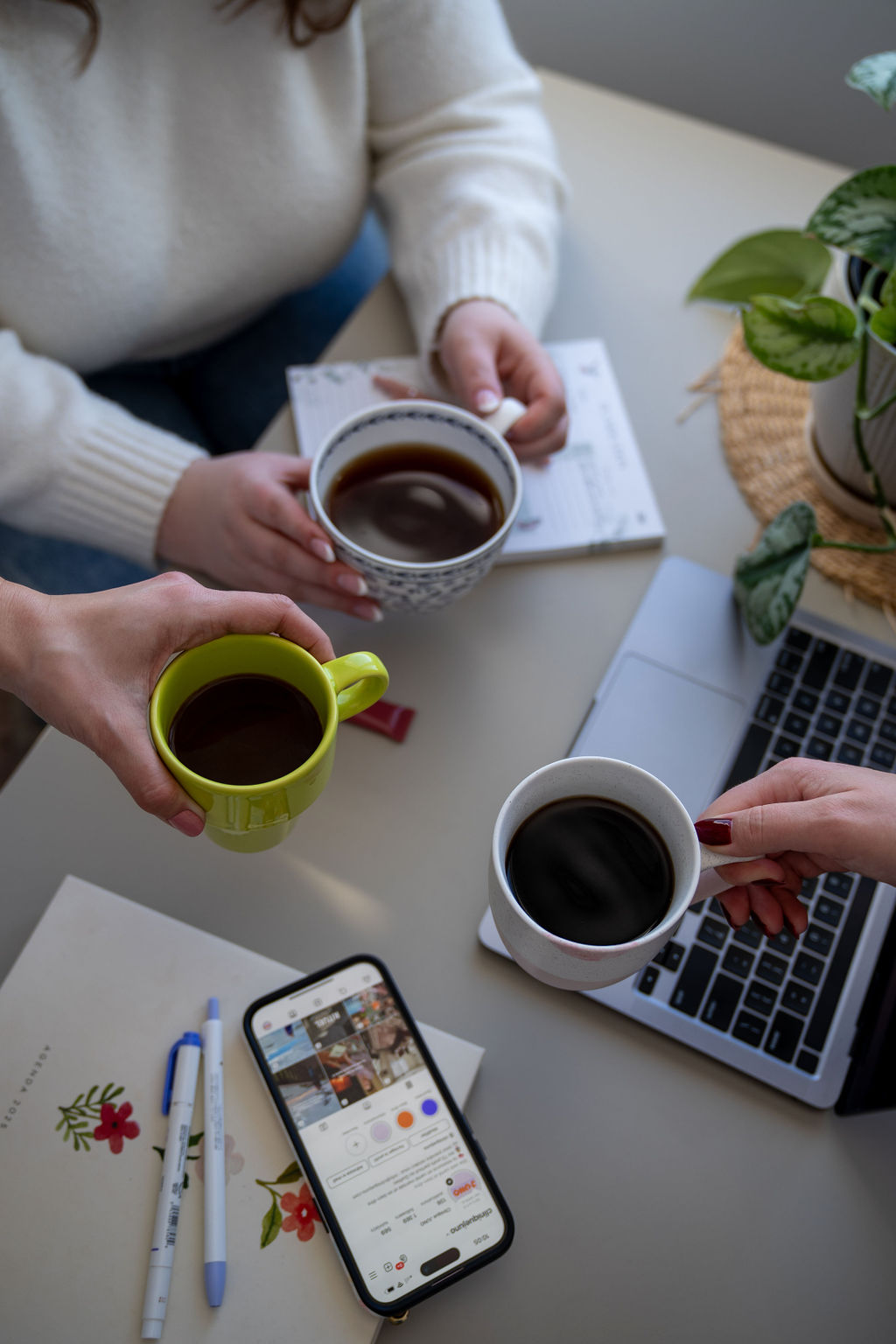 Tasses de café sur bureau