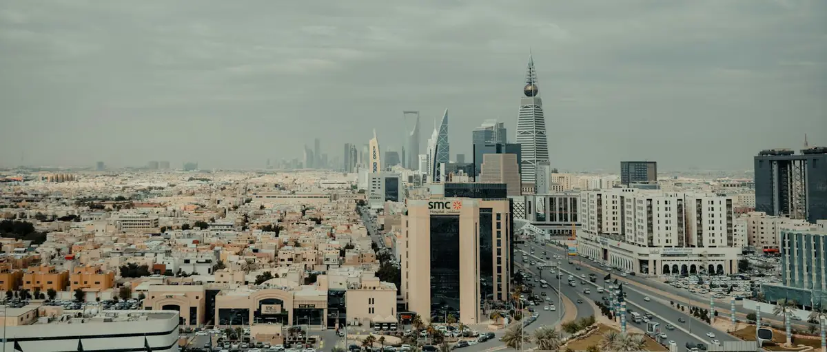 بانوراما مدينة الرياض نهارًا ويظهر برجا الفيصلية والمملكة في الأفق