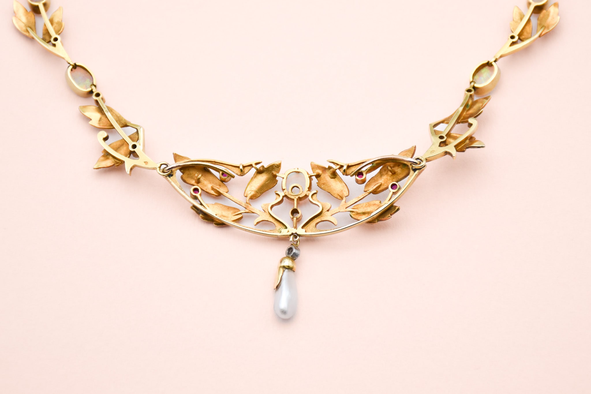 Vue arrière d'un collier Art Nouveau en or orné de rubis, diamants et opales