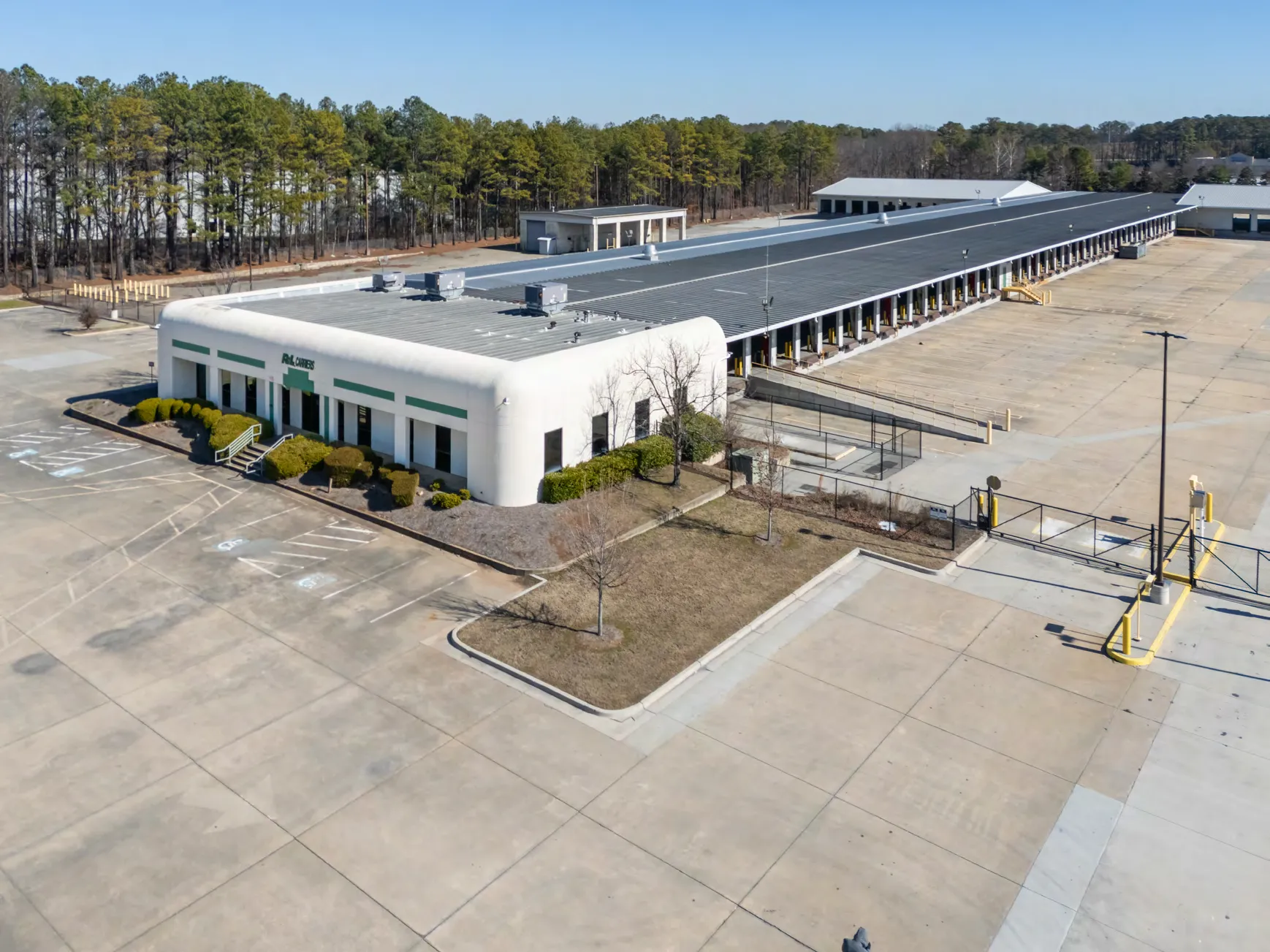 Site plan for 2400 Barrett Lakes Boulevard (R&L Terminal Portfolio), Kennesaw, GA, with the property boundary outlined