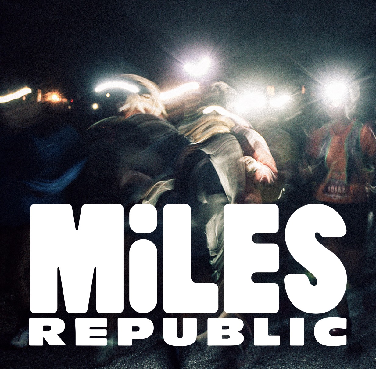 Photo de couverture avec des runners qui participent à une course à pied, logo miles republic en gros