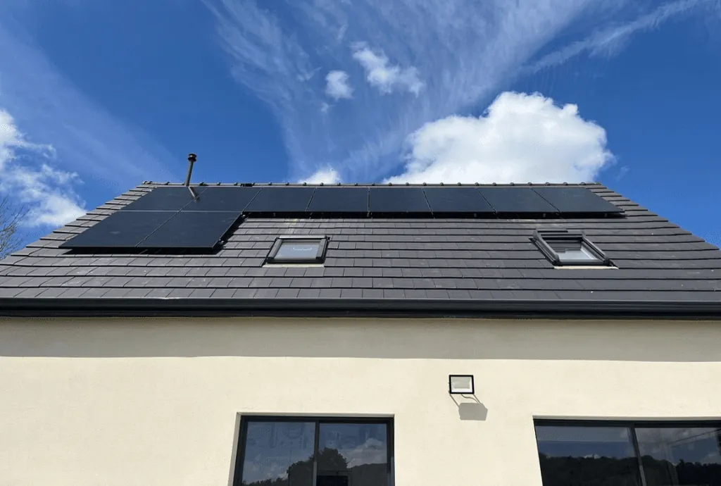 Photo du toit d'une maison à Troussencourt dans les Hauts-de-France équipée de panneaux photovoltaïques et d'une batterie physique dont l'installation a été faite par Solarock.