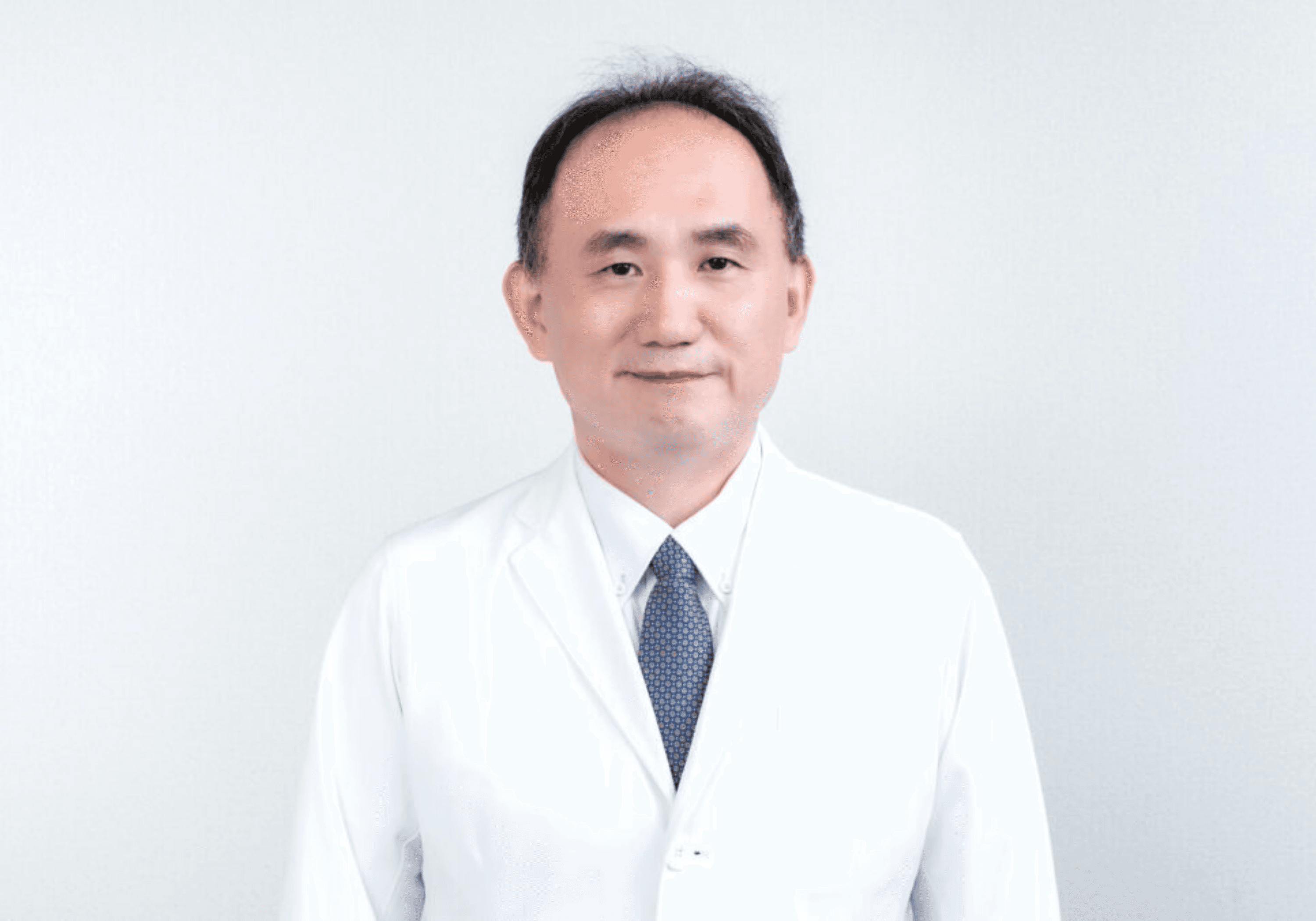 カメラに向かって微笑む上昌広先生