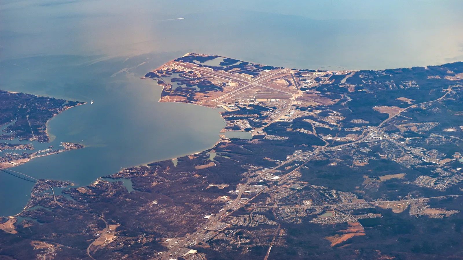 Zdjęcie Porto z lotu ptaka z widokiem na ocean.