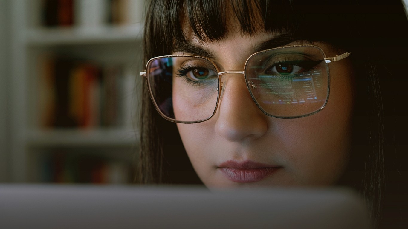 Portrait de la directrice artistique de Tartelette Concept à Toulouse. Graphiste freelance spécialisée en branding stratégique et identité visuelle.
