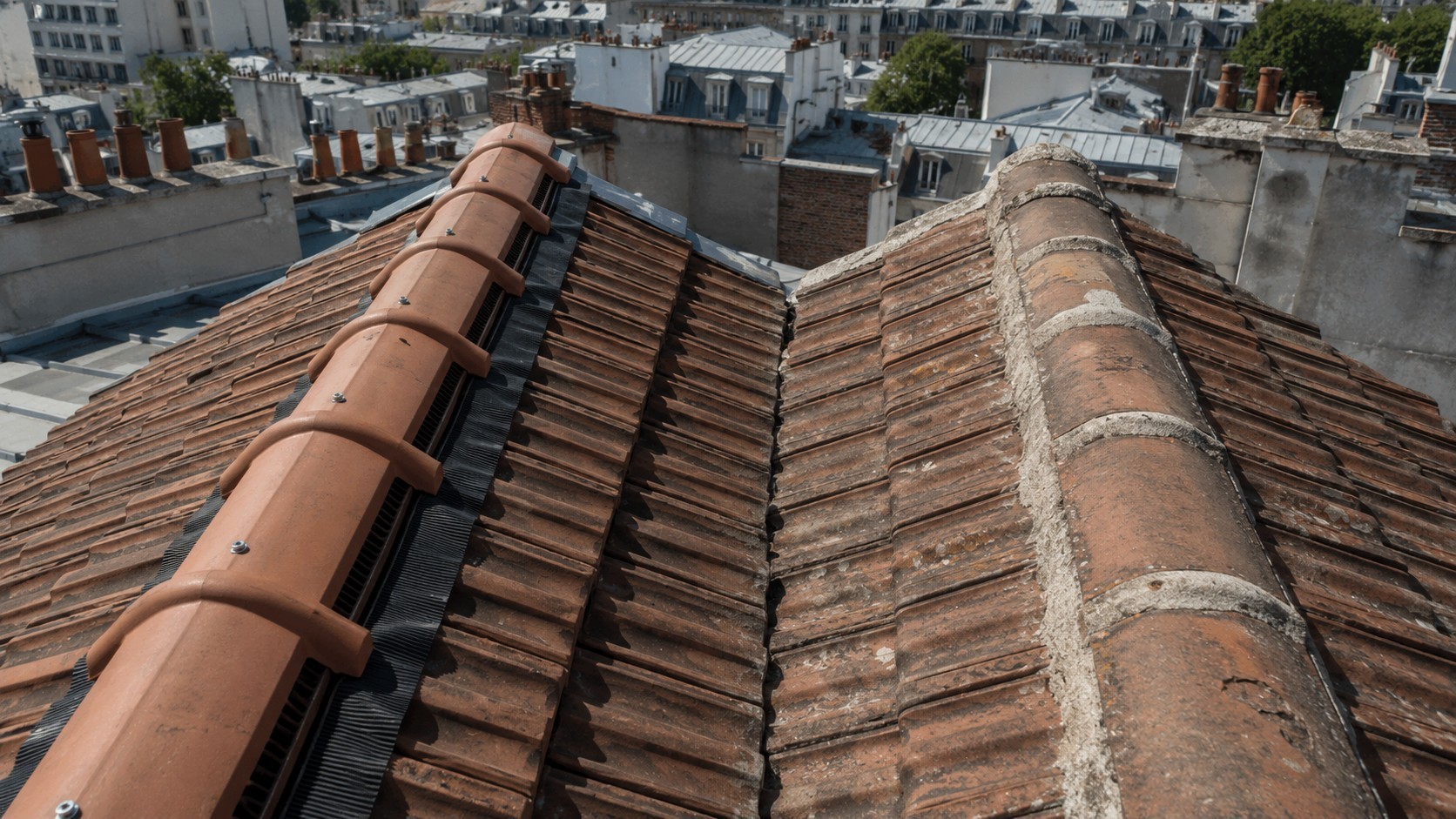 Comparaison entre un faîtage à sec ventilé avec fixations mécaniques et un faîtage scellé au mortier sur une toiture en tuiles anciennes à Paris.