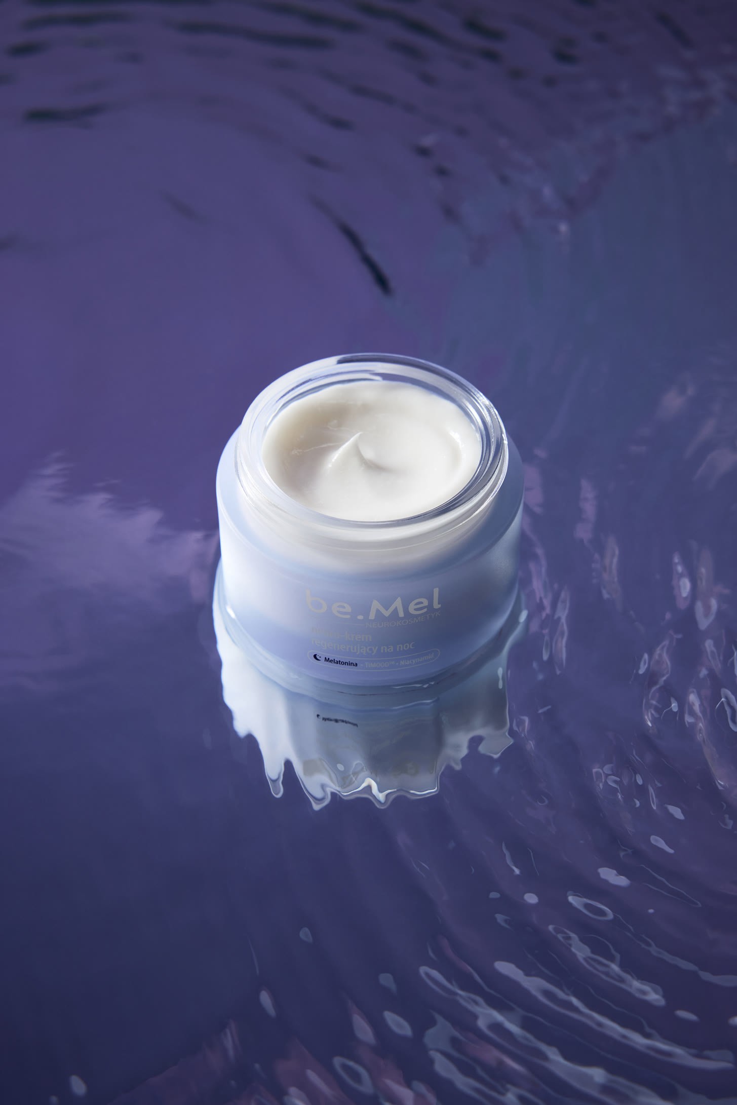 Krem do twarzy na fioletowym tle