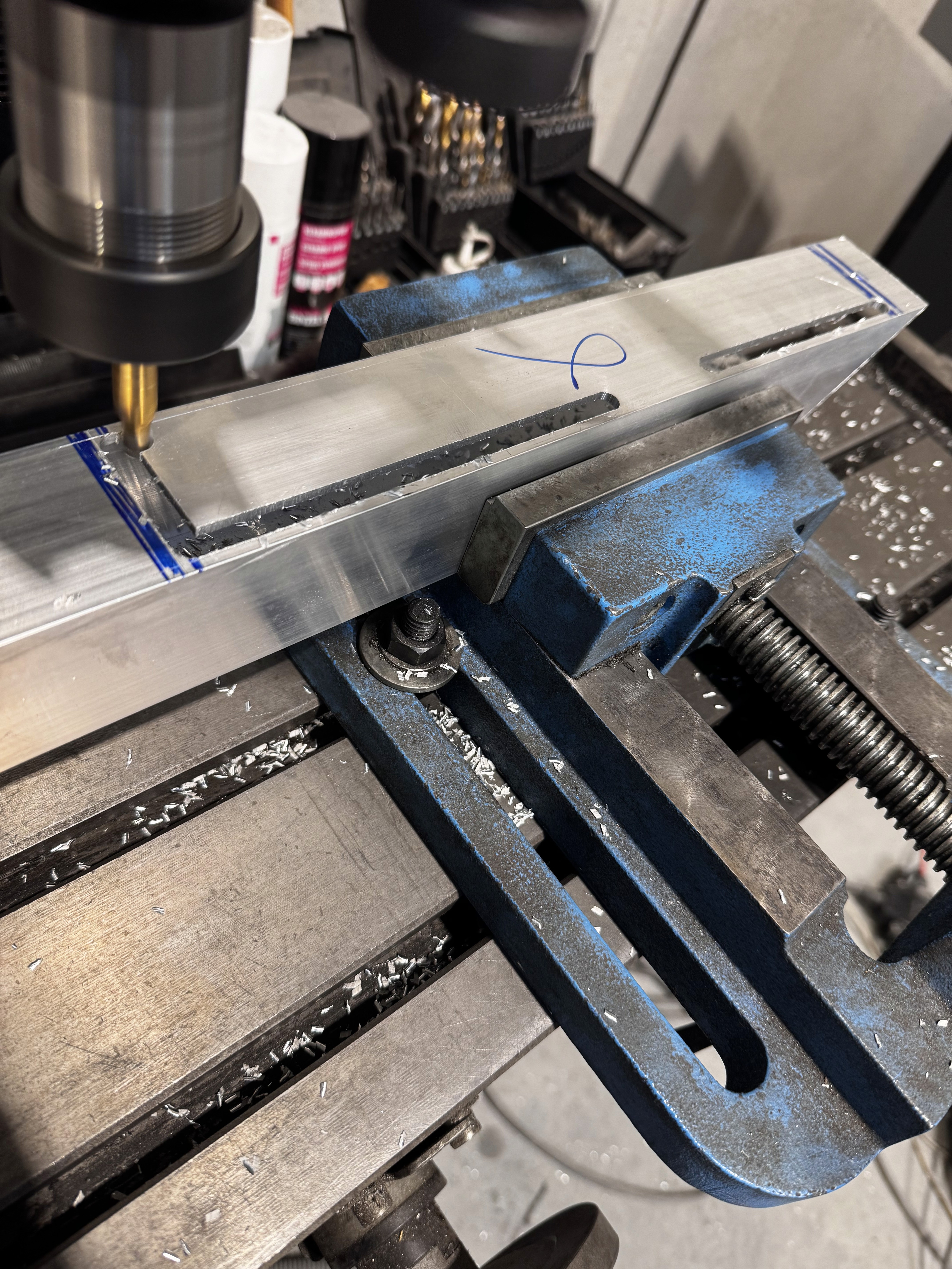 Maatwerk inbouwverlichting van Bellini Lighting geïntegreerd in een constructie voor functioneel en strak licht