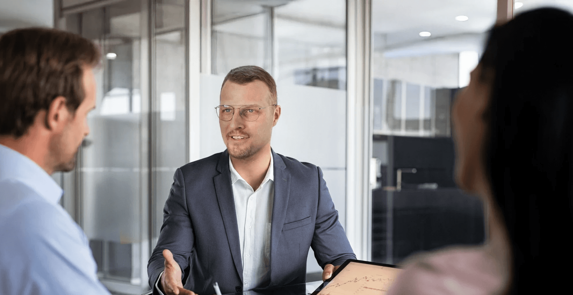 Berater erklärt Geschäftsstrategie in Meeting mit Tablet im Büro