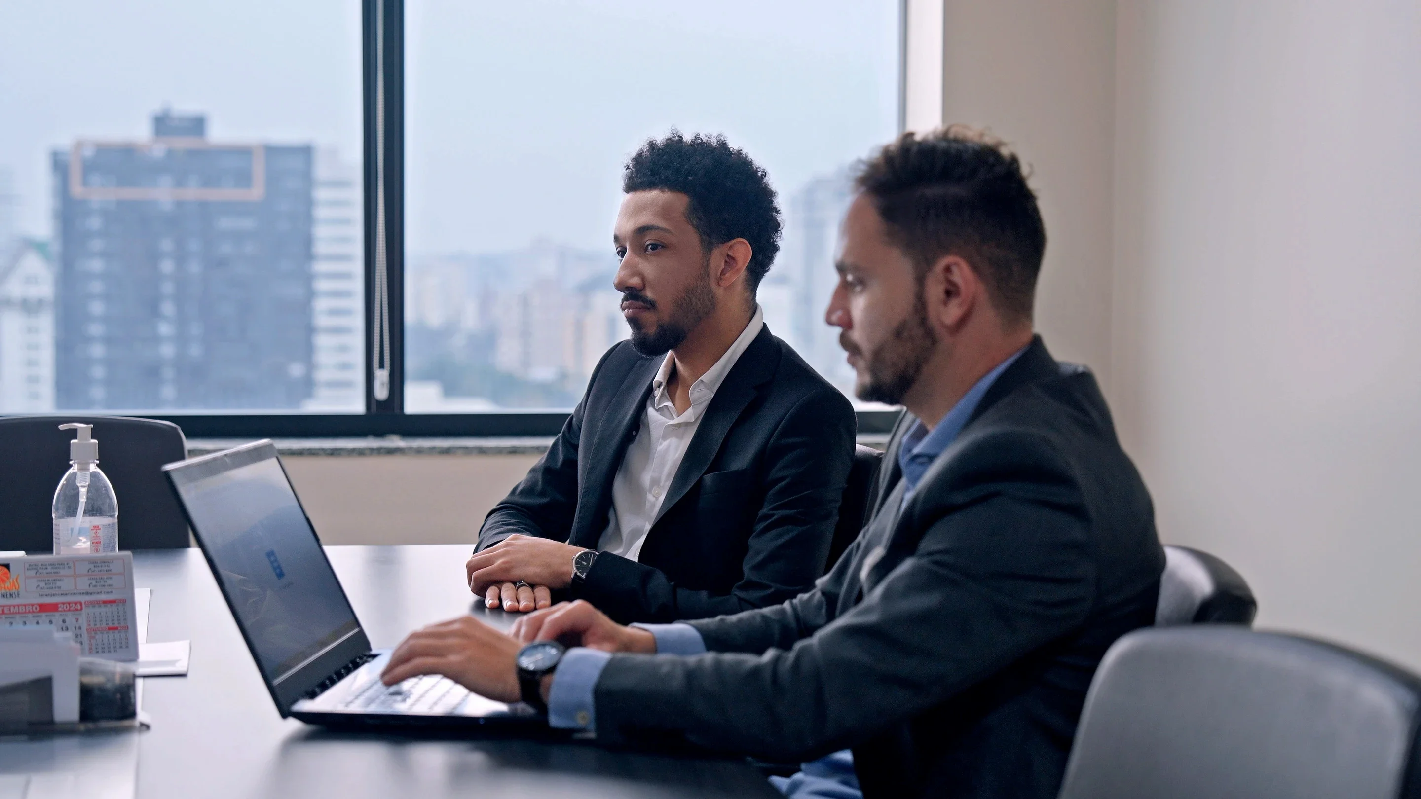 Especialistas de marketing em reunião
