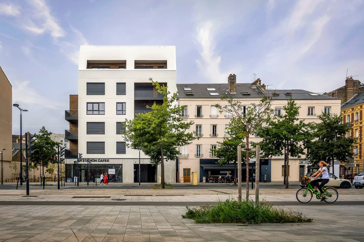 Façade Bâtiment d’angle moderne logements commerces — photo urbaine Lille | Anteale Yann Manac’h