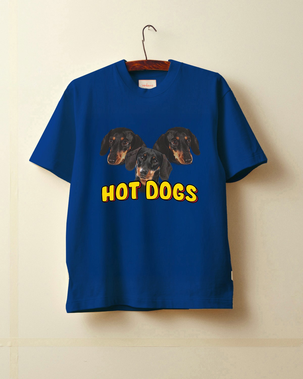 Packshot d'un t-shirt en jersey lourd bleu,imprimé "Hot Dogs", motif humoriste