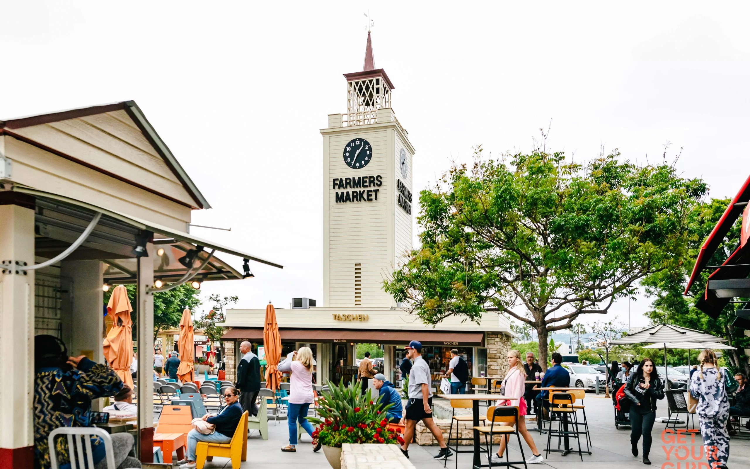 De kloktoren en het buitenterras van de Original Farmers Market in Los Angeles, Californië.