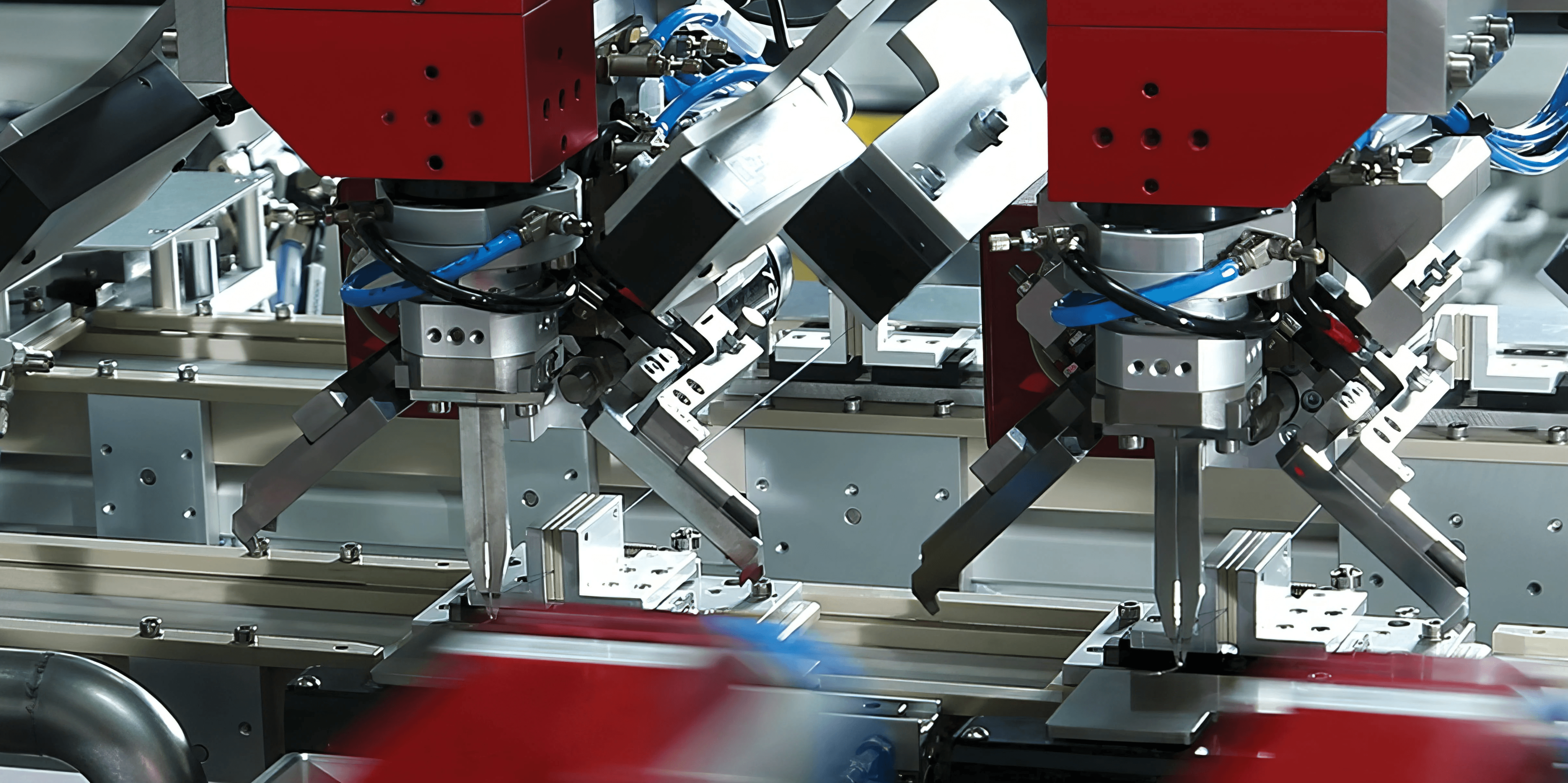MW Interior  - Nahaufnahme roter Industrieroboter mit Greifarm und Präzisionsmechanik auf einer automatisierten Fertigungslinie" Beschreibung: Hochpräzise Fertigungsanlage aus dem Industrie- und Maschinenbaubereich – ein technologisch anspruchsvoller Referenzsektor, für dessen Büro- und Verwaltungsstandorte maßgeschneiderte Einrichtungslösungen realisiert wurden.