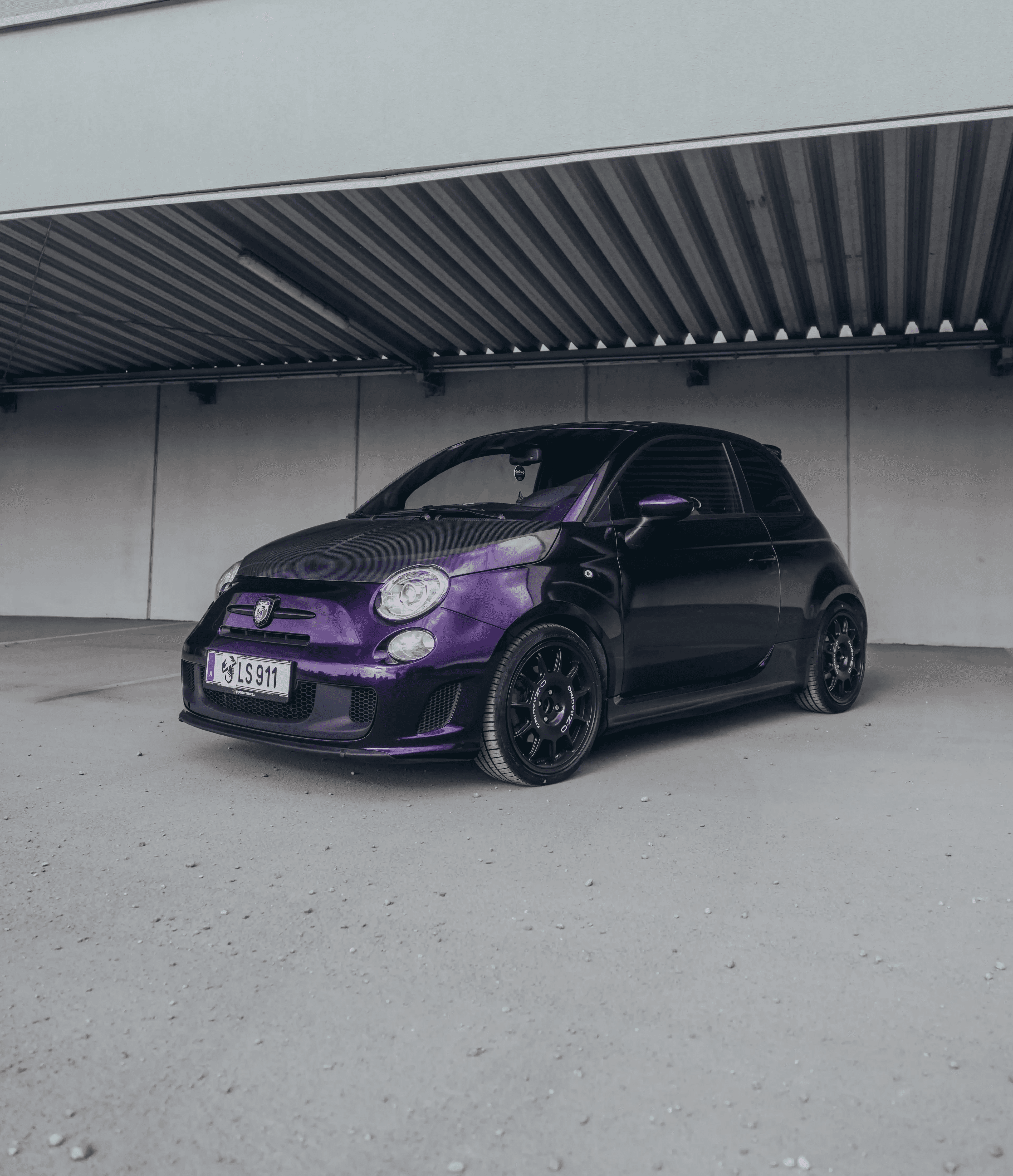 Fiat Abarth 500 leicht seitlich fotografiert, Vollfolierung in Dark Purple