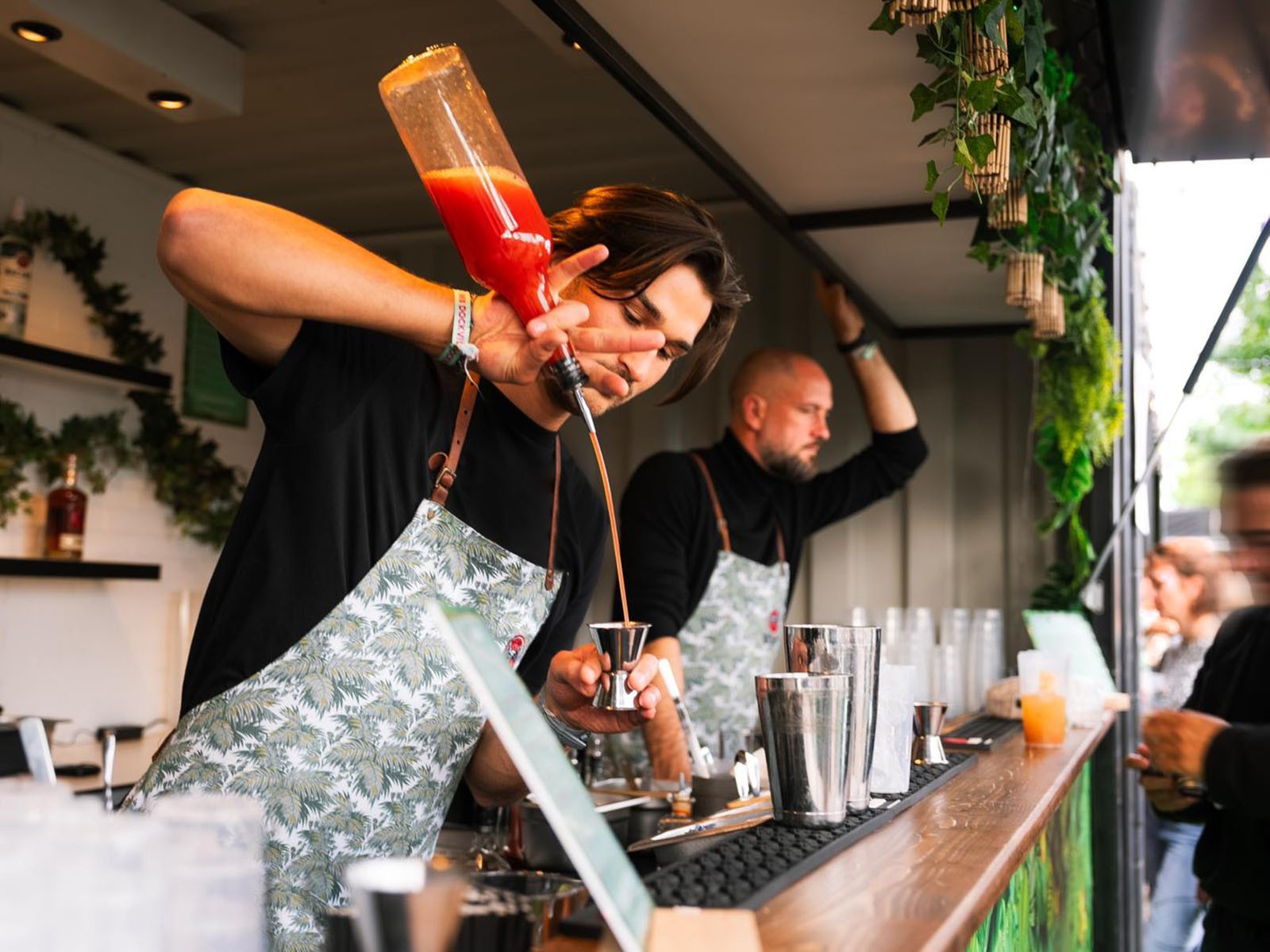 Zwei Barkeeper bereiten Cocktails an der Eventbar zu